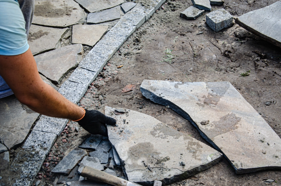 Viele verschiedene Elemente im Garten können mit Naturstein gestaltet werden